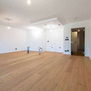 Novogradnja, Ribnjak, peterosoban stan, vrt