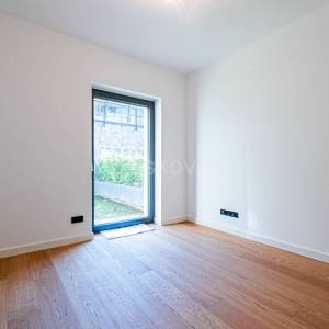 Novogradnja, Ribnjak, peterosoban stan, vrt