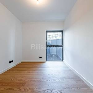 Novogradnja, Ribnjak, peterosoban stan, vrt