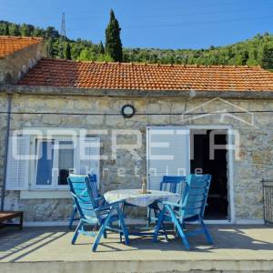 Obnovljena kamena kuća s pogledom na more i vinograde – Čara, Korčula