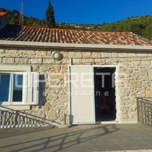 Obnovljena kamena kuća s pogledom na more i vinograde – Čara, Korčula