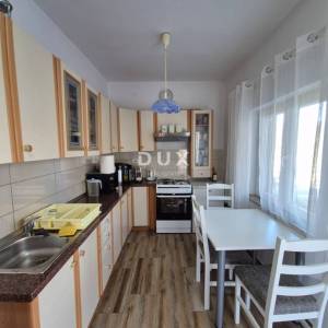 OBROVAC, KARIN - PRILIKA! Prostran stan 150 m od plaže!