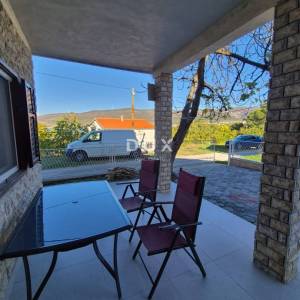 OBROVAC, KARIN - PRILIKA! Prostran stan 150 m od plaže!