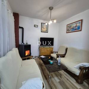 OBROVAC, KARIN - PRILIKA! Prostran stan 150 m od plaže!