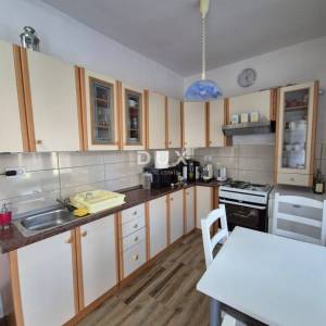 OBROVAC, KARIN - PRILIKA! Prostran stan 150 m od plaže!