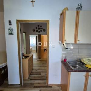 OBROVAC, KARIN - PRILIKA! Prostran stan 150 m od plaže!