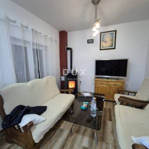 OBROVAC, KARIN - PRILIKA! Prostran stan 150 m od plaže!