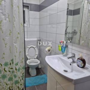 OBROVAC, KARIN - PRILIKA! Prostran stan 150 m od plaže!