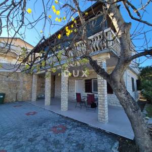 OBROVAC, KARIN - PRILIKA! Prostran stan 150 m od plaže!