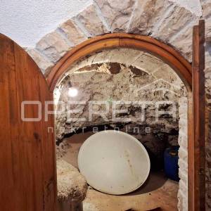 Odlična investicija kraj Omiša – dalmatinska oaza s uhodanim turizmom!