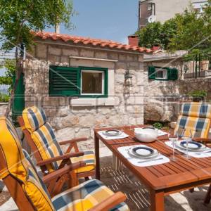 Odlična investicija kraj Omiša – dalmatinska oaza s uhodanim turizmom!