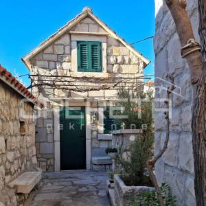 Odlična investicija kraj Omiša – dalmatinska oaza s uhodanim turizmom!