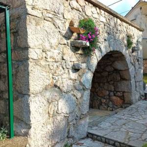 Okolica Malinske, kamena kuća s bazenom i okućnicom!