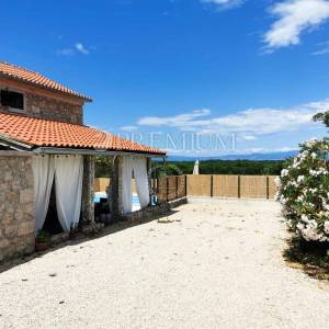 Okolica Malinske, kamena kuća s bazenom i okućnicom!