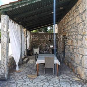 Okolica Malinske, kamena kuća s bazenom i okućnicom!