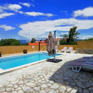 Okolica Malinske, kamena kuća s bazenom i okućnicom!