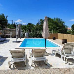 Okolica Malinske, kamena kuća s bazenom i okućnicom!