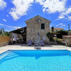Okolica Malinske, kamena kuća s bazenom i okućnicom!