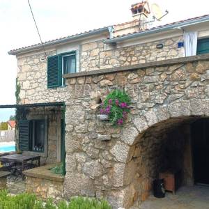 Okolica Malinske, kamena kuća s bazenom i okućnicom!