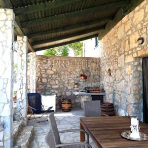 Okolica Malinske, kamena kuća s bazenom i okućnicom!