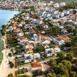 Okrug Gornji, novogradnja nekoliko koraka od plaže, prodaja