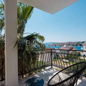 Okrug Gornji, prekrasna vila u blizini mora, prodaja