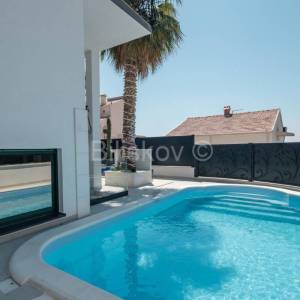 Okrug Gornji, prekrasna vila u blizini mora, prodaja