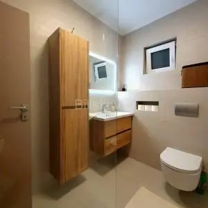 Okrug Gornji, Rožac, ekskluzivna lokacija 50m od mora