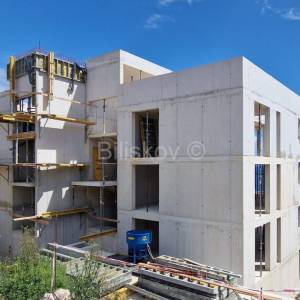 Okrug, luksuzan trosoban stan 73 m2, 100 m od mora, prodaja