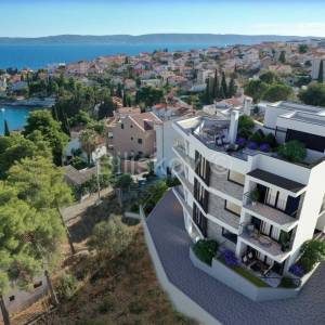 Okrug, luksuzan trosoban stan 73 m2, 100 m od mora, prodaja