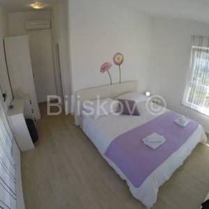 Okrug, Okrug Gornji, samostojeća villa.