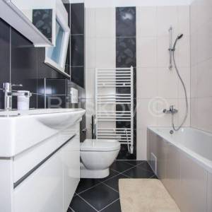 Okrug, Okrug Gornji, samostojeća villa.