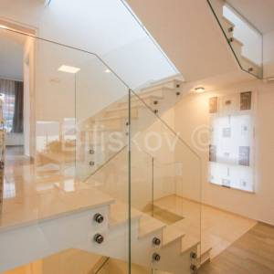 Okrug, Okrug Gornji, samostojeća villa.