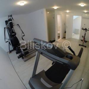 Okrug, Okrug Gornji, samostojeća villa.