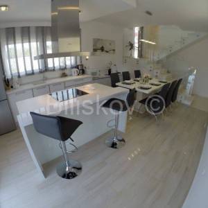 Okrug, Okrug Gornji, samostojeća villa.