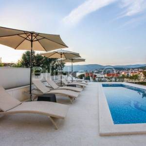 Okrug, Okrug Gornji, samostojeća villa.