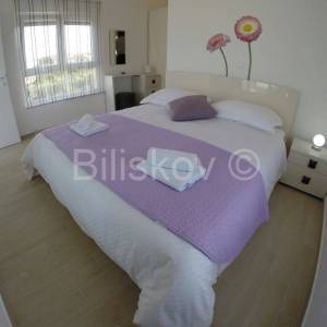 Okrug, Okrug Gornji, samostojeća villa.