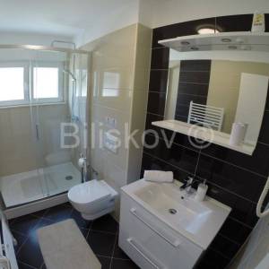 Okrug, Okrug Gornji, samostojeća villa.