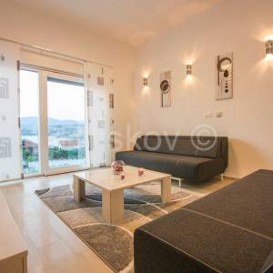 Okrug, Okrug Gornji, samostojeća villa.