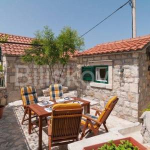 Omiš, 4 samostojeće kamene kuće