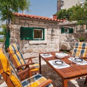 Omiš, 4 samostojeće kamene kuće