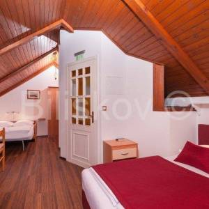 Omiš, 4 samostojeće kamene kuće