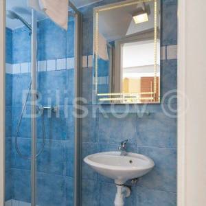 Omiš, 4 samostojeće kamene kuće