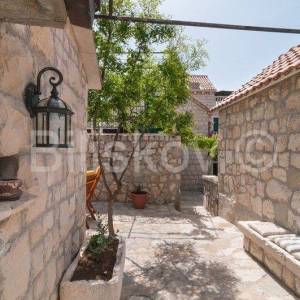 Omiš, 4 samostojeće kamene kuće