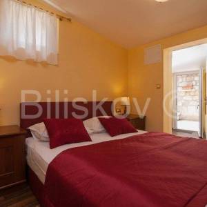 Omiš, 4 samostojeće kamene kuće