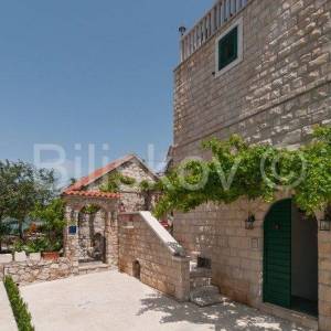 Omiš, 4 samostojeće kamene kuće