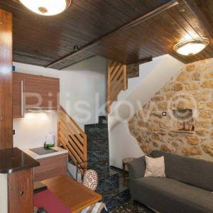 Omiš, 4 samostojeće kamene kuće