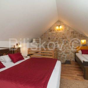 Omiš, 4 samostojeće kamene kuće