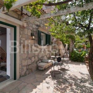 Omiš, 4 samostojeće kamene kuće