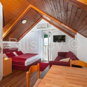 Omiš, 4 samostojeće kamene kuće